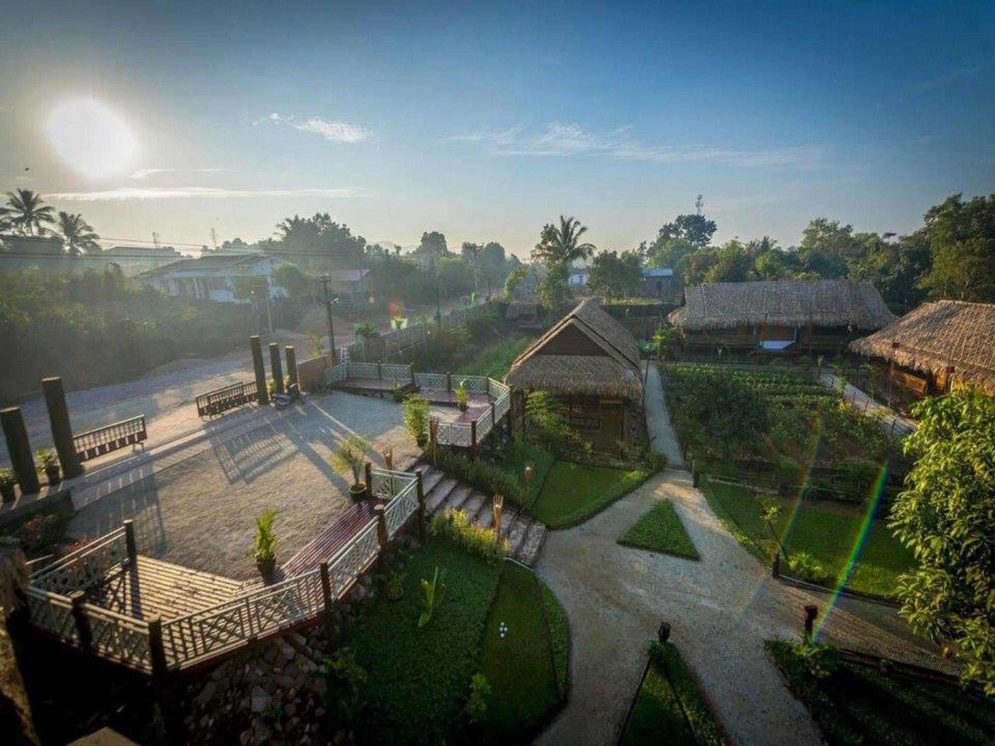 Hotel Queen Jamadevi Моламьяйн Экстерьер фото